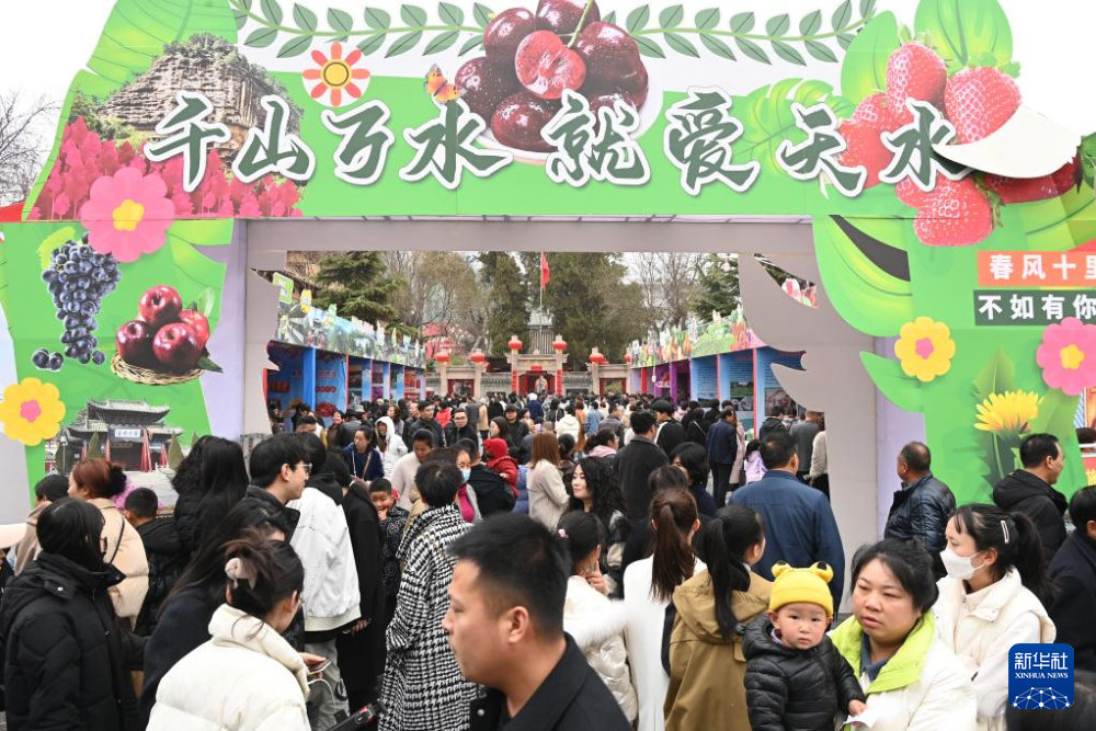 3月16日，游客在天水市秦州区中华西路步行街参观特色产品展览。新华社记者　范培珅　摄