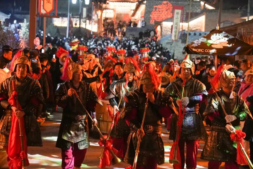 波罗古堡街道上，横山老腰鼓正在精彩演出。