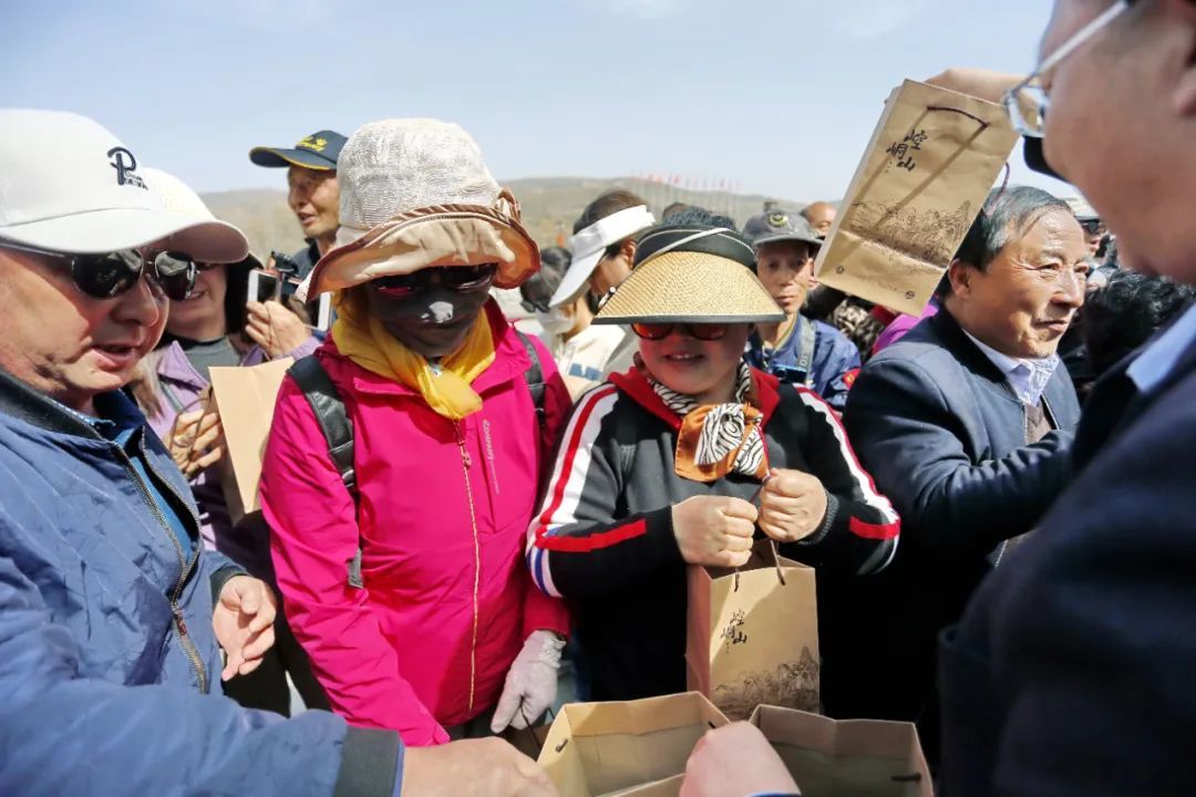 向游客发放小礼品