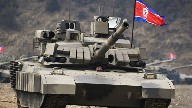 金正恩亲自驾驶“世界最强大”坦克 已量产针对美韩