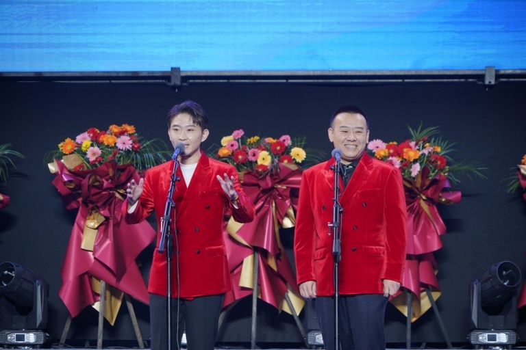 金霏、陈曦对口相声《甲方乙方》