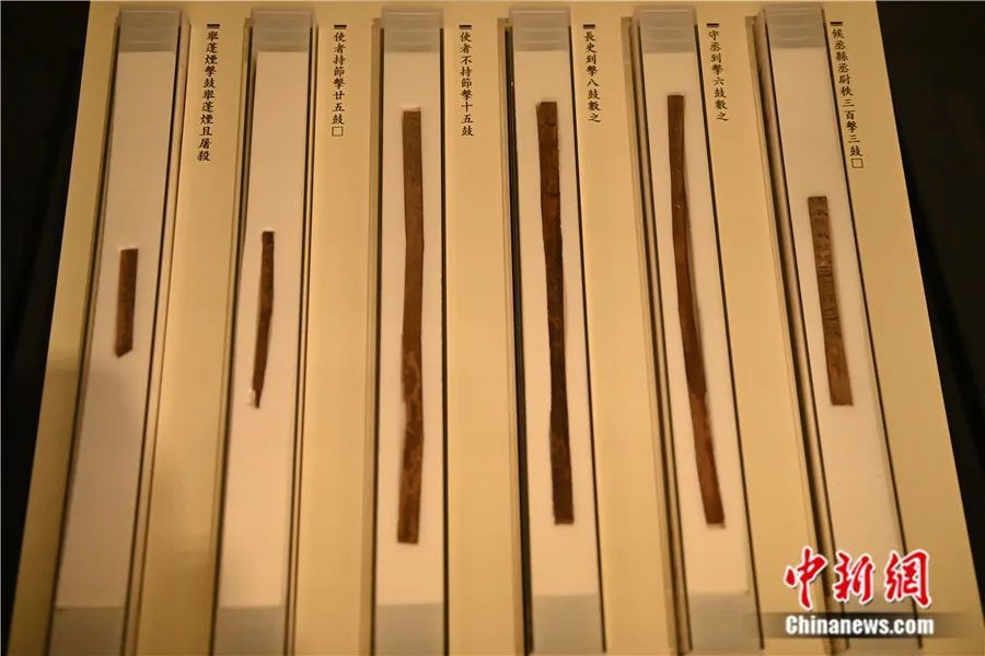 出土于敦煌悬泉置的《鼓令册》，主要记载招待官员、使者往来。李亚龙　摄