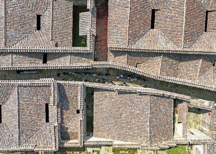 3月20日，在中国传统村落——江西省抚州市东乡区黎圩镇浯溪村，游客在古村落里开展趣味拔河活动，感受乡村游乐趣。