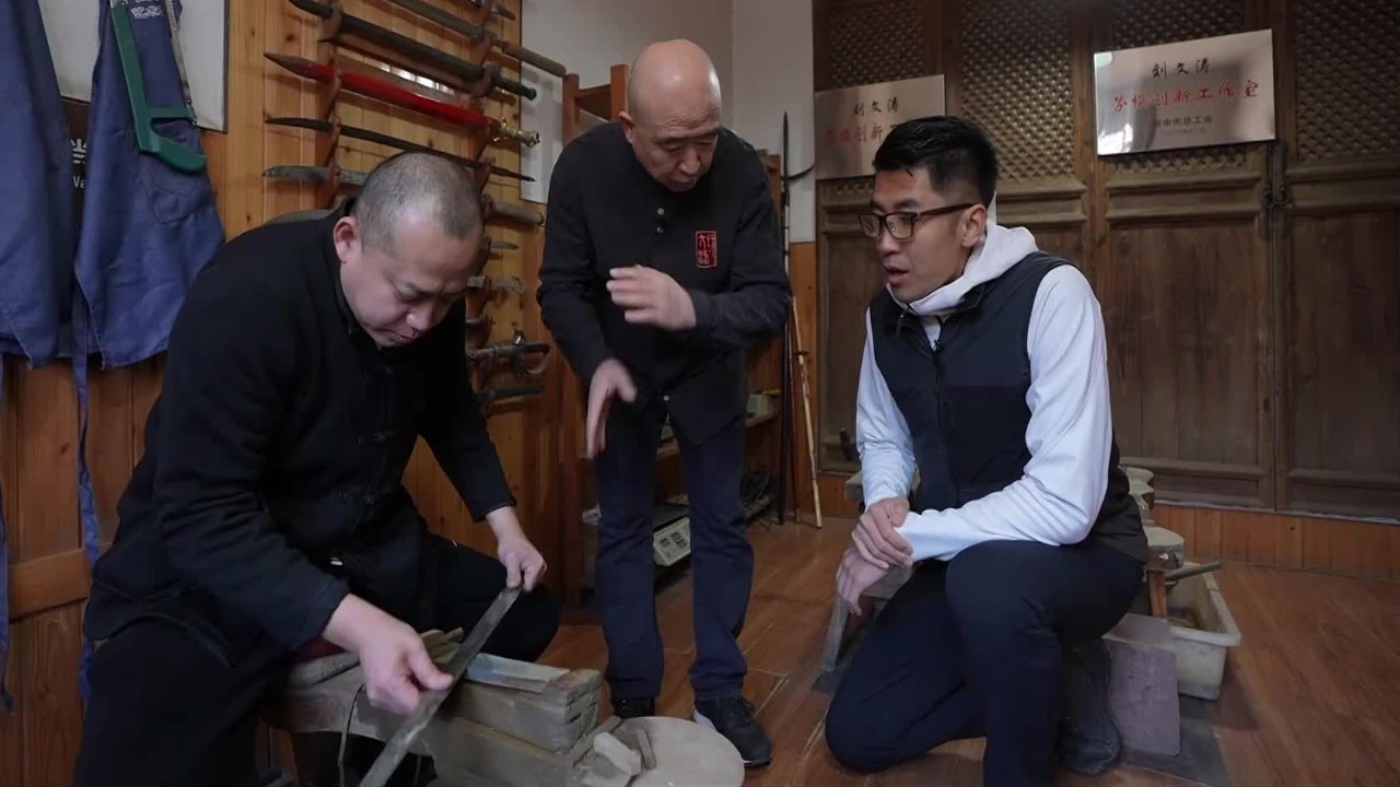 古刀剑锻造揭秘，小伙亲自下场体验磨刀环节