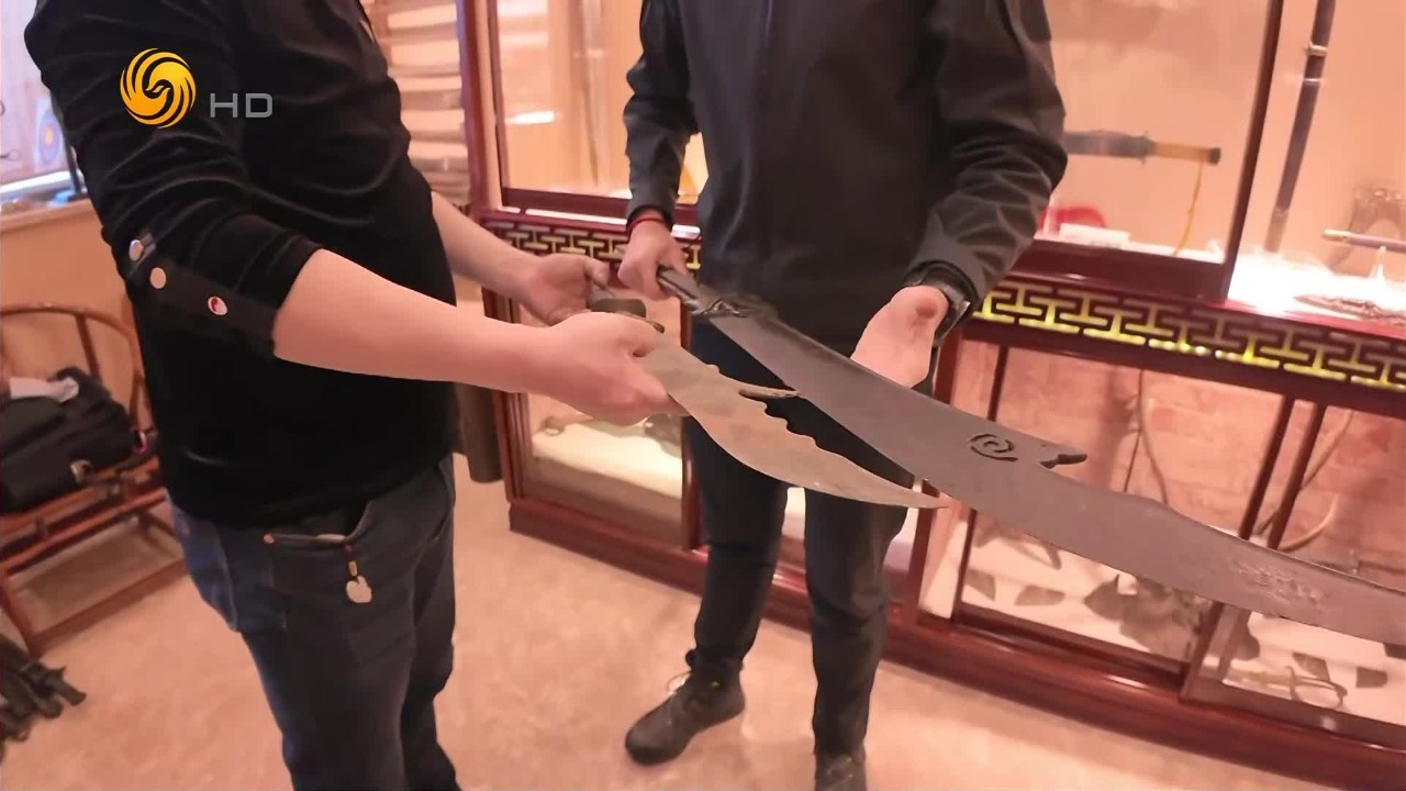 圆了刀剑梦！小伙儿近距离观看铸剑师的藏品，为明代古兵器连连惊叹_凤凰网视频_凤凰网