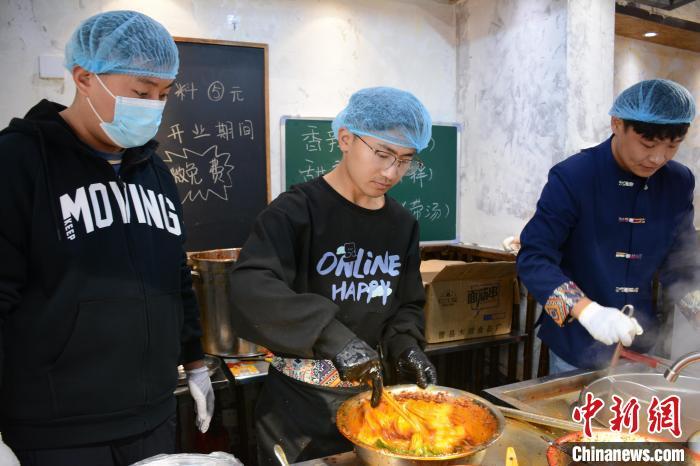 工作人员正在制作甘肃麻辣烫　吕妍　摄