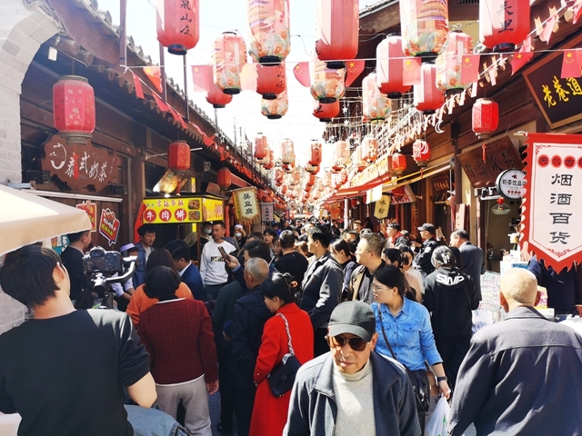 天水古城中商铺生意兴隆