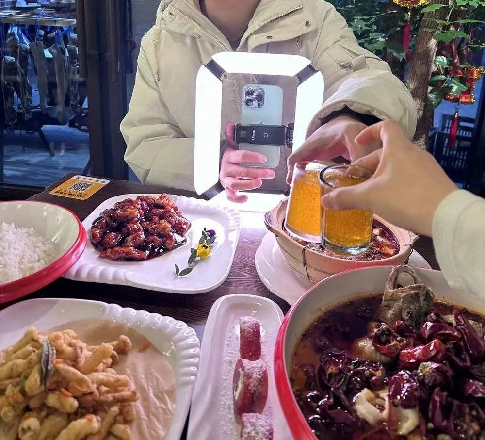 一桌子菜8个人拍网红餐馆的“流水线博主”进退两难