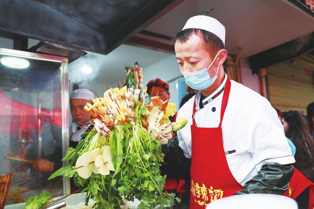 天水凭借一碗麻辣烫，解锁了如何成就网红城市的“密码”。新甘肃&middot;甘肃经济日报通讯员　陈坤　摄