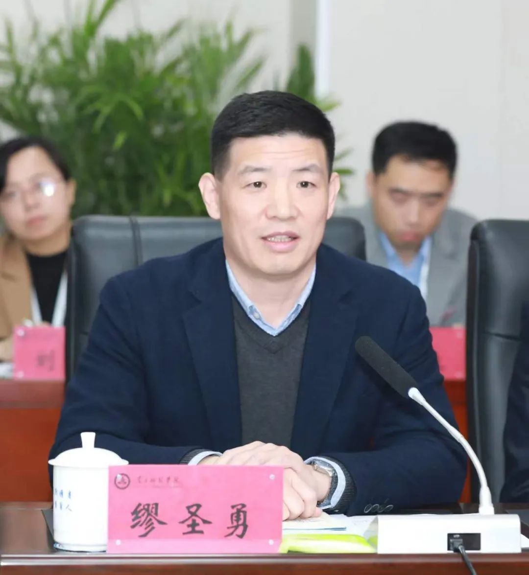 南昌师范学院党委委员,副校长徐斌教授向专家组介绍了学校师范教育