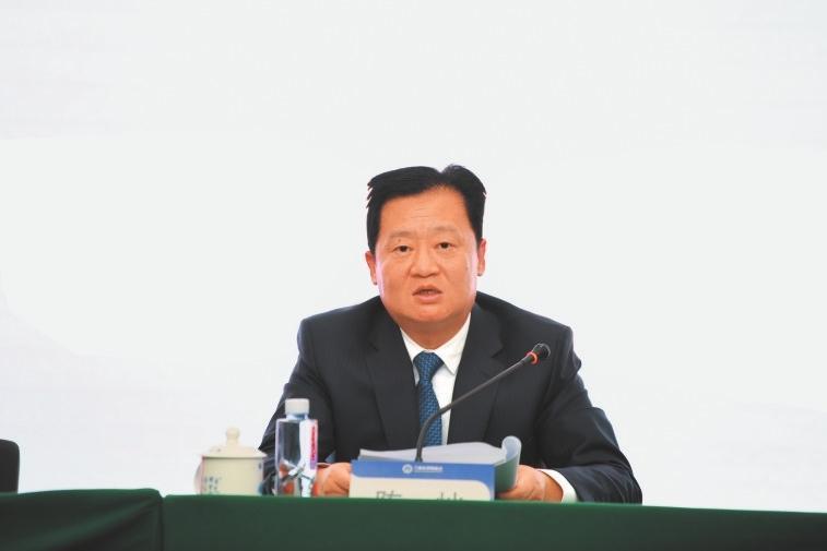 陈灿在宣讲全国两会精神
