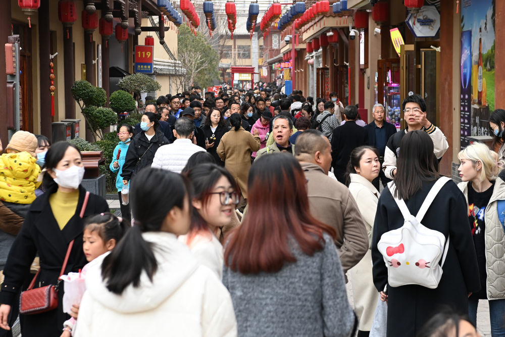 3月16日，游客在天水市天水古城举办的“天水麻辣烫吃货节”现场参观游览。新华社记者　范培珅　 摄