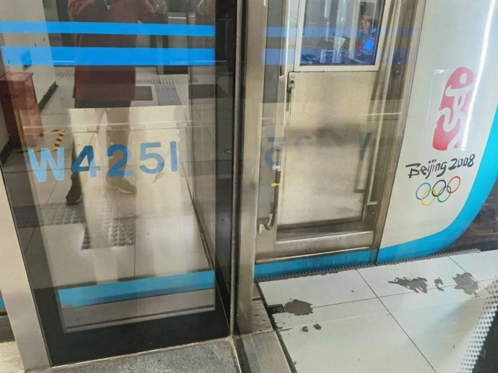 W425和它的奥运标志,徐捷 摄