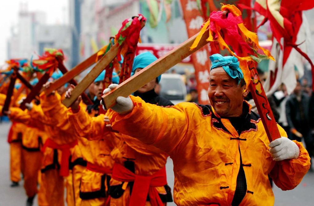 2007年3月1日，天水市甘泉镇农民在表演社火“夹板”。新华社记者　聂建江　摄