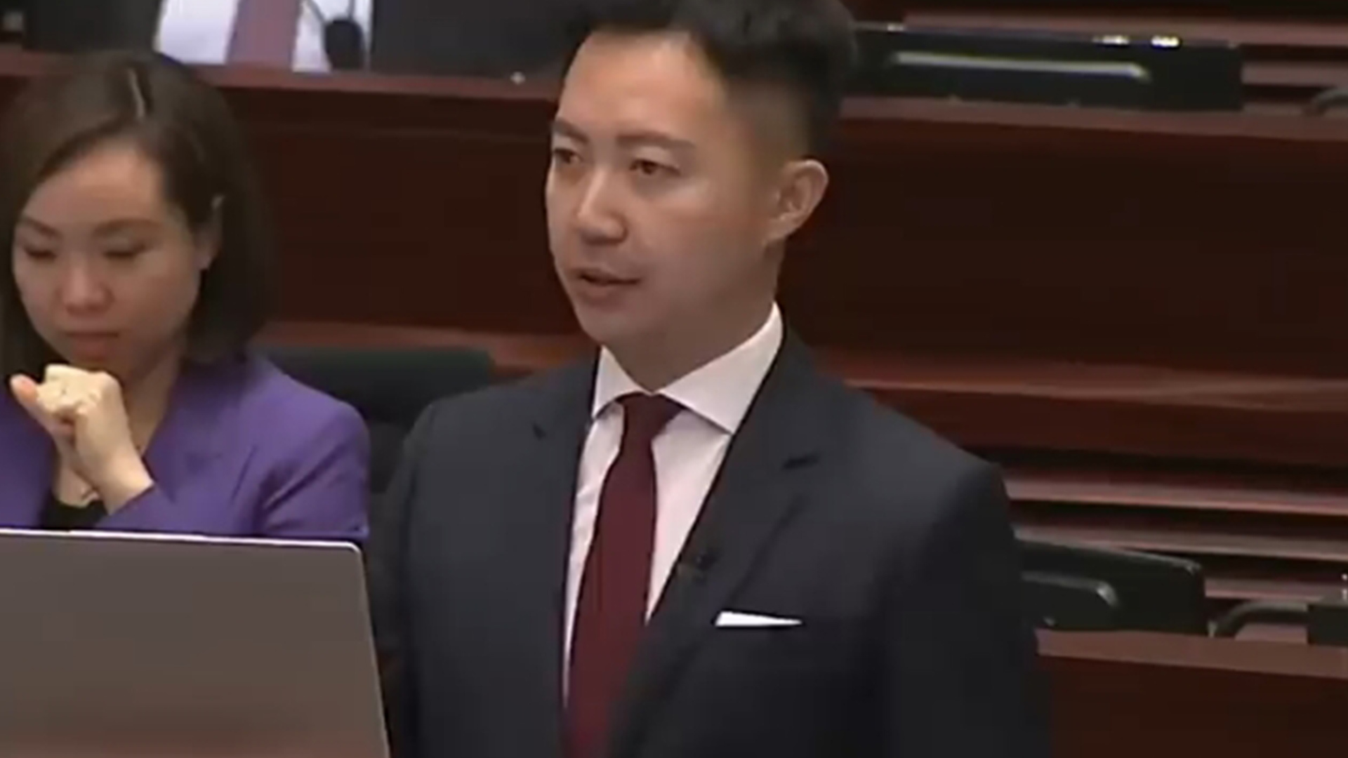 香港议员李梓敬在立法会23条辩论中，痛斥西方政客在香港问题上虚伪双标