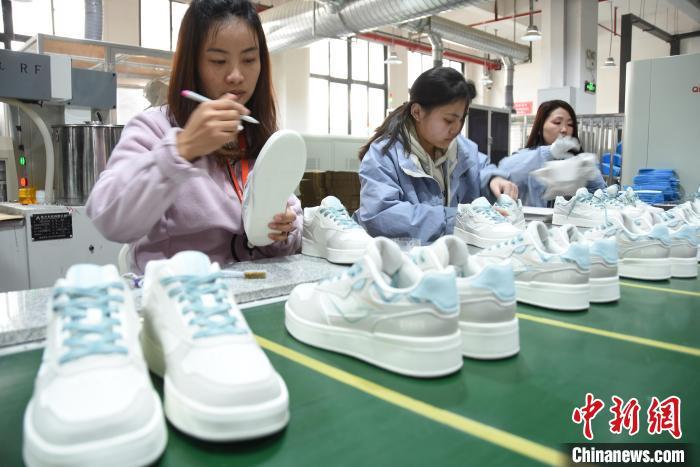图为工人在对成品鞋进行检查。　王宇 摄