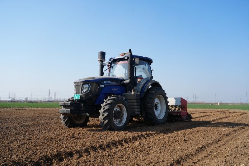 在鸡泽县东双塔村,一台智慧农机准备进行玉米播种。新华社记者 赵鸿宇 摄