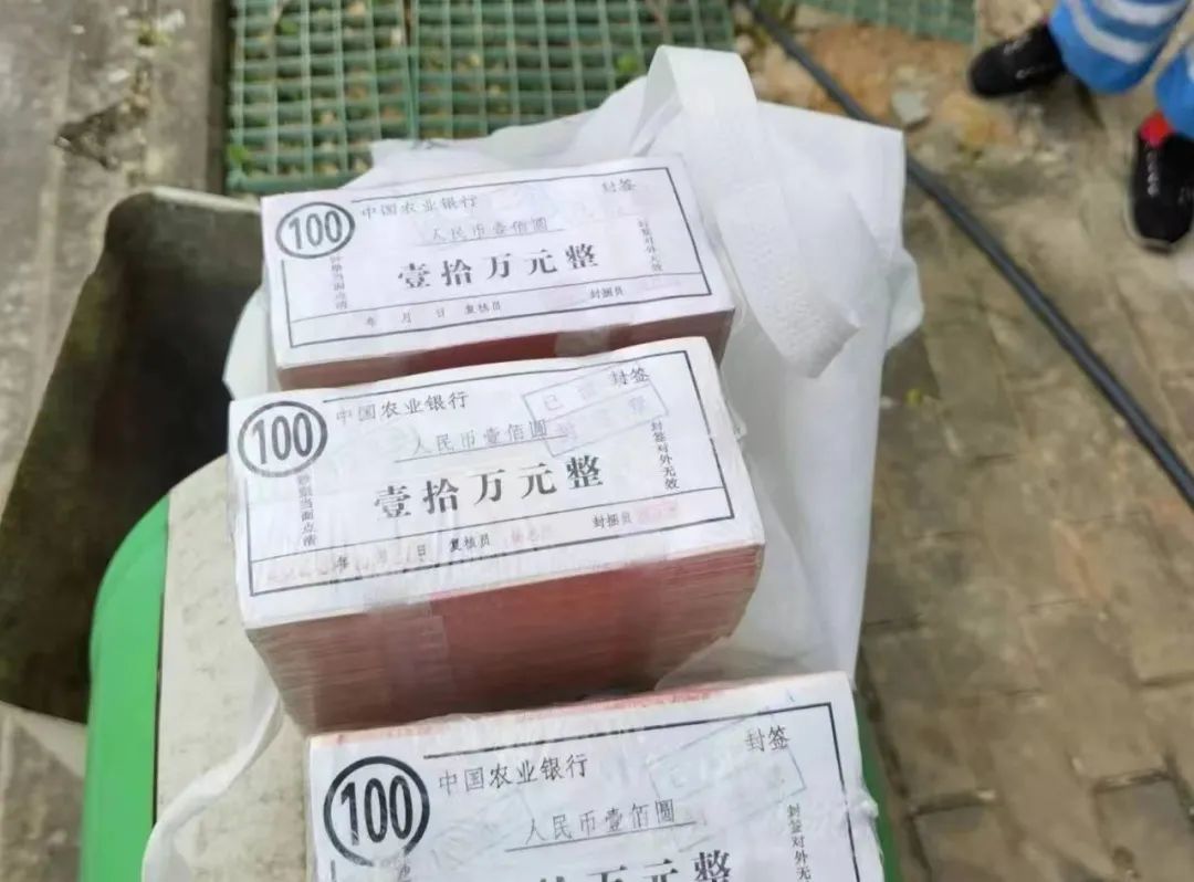谁丢的30万元现金海口女环卫工捡到三捆钞票