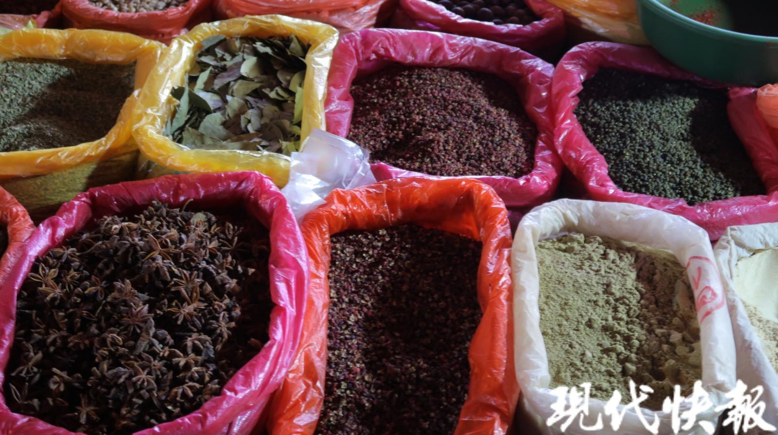 △当地辣椒、花椒等调味品