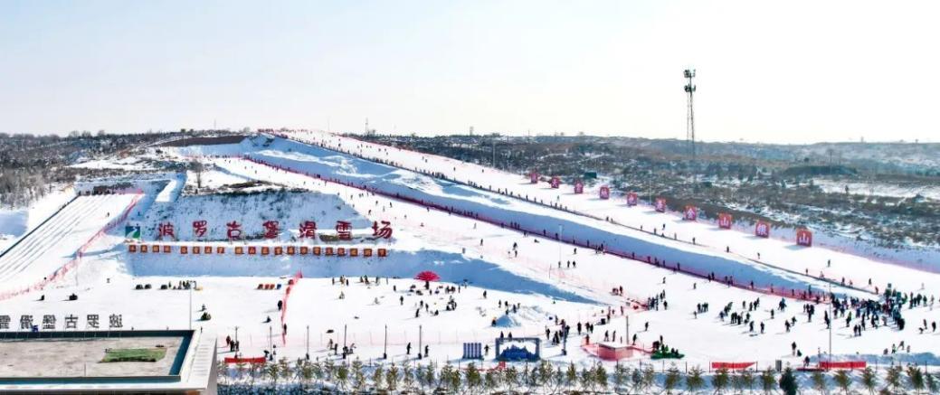波罗古堡滑雪场，广大市民游客正在体验冰雪项目