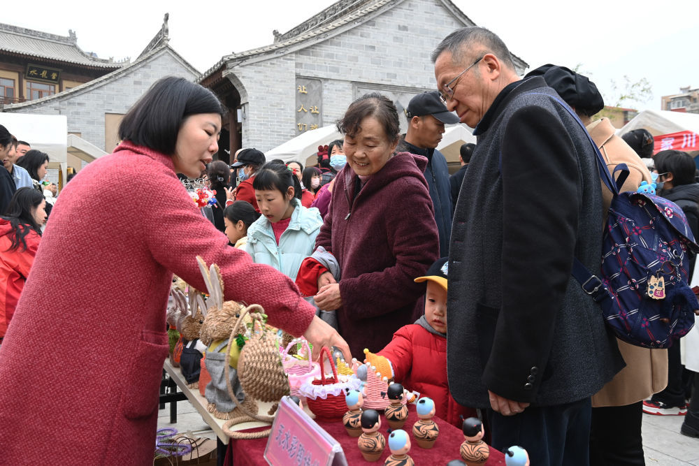 3月16日，游客在天水市天水古城举办的“天水麻辣烫吃货节”现场选购商品。新华社记者　范培珅　摄