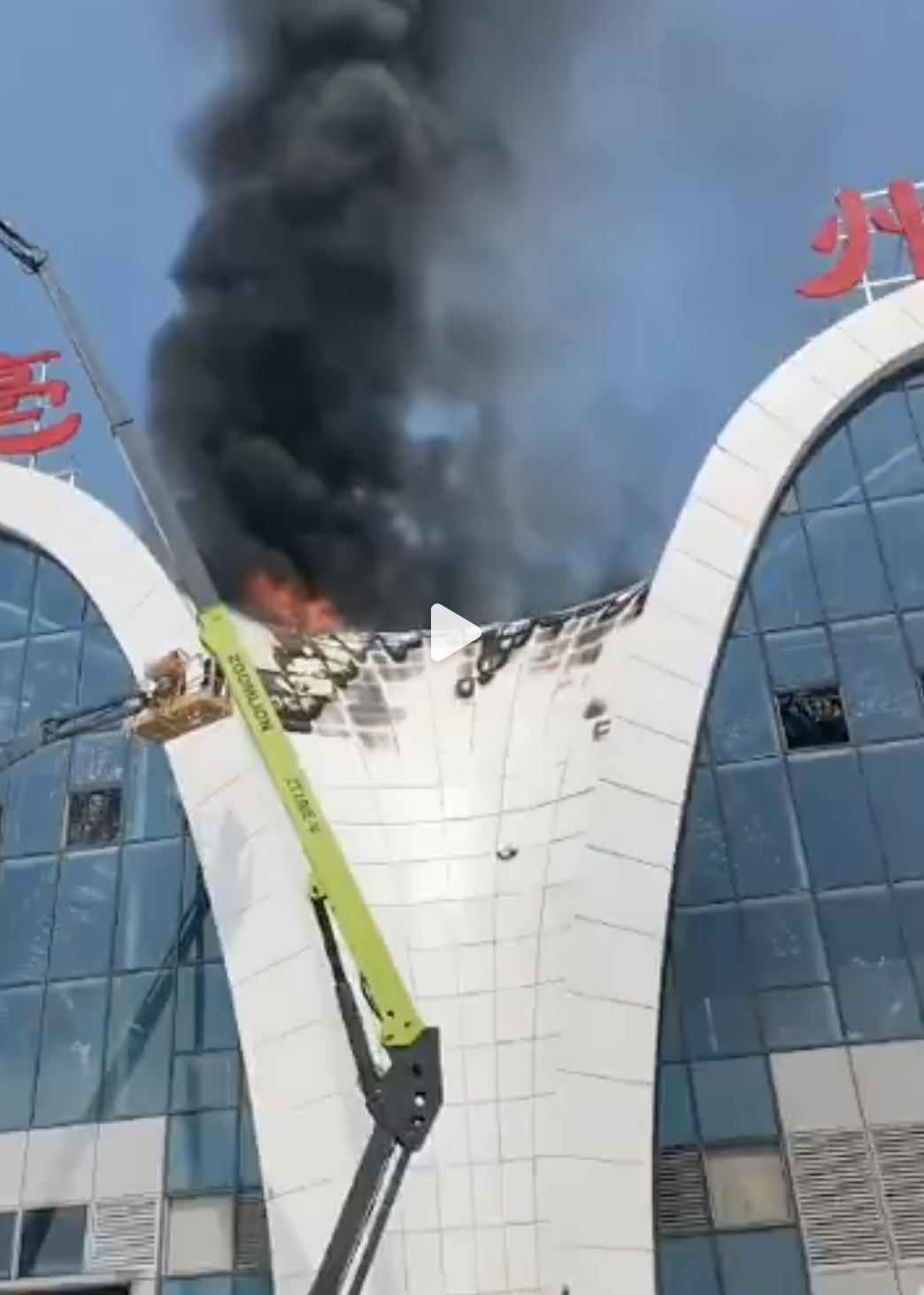 安徽亳州机场建筑体顶部起火：机场在建中 未造成人员伤亡