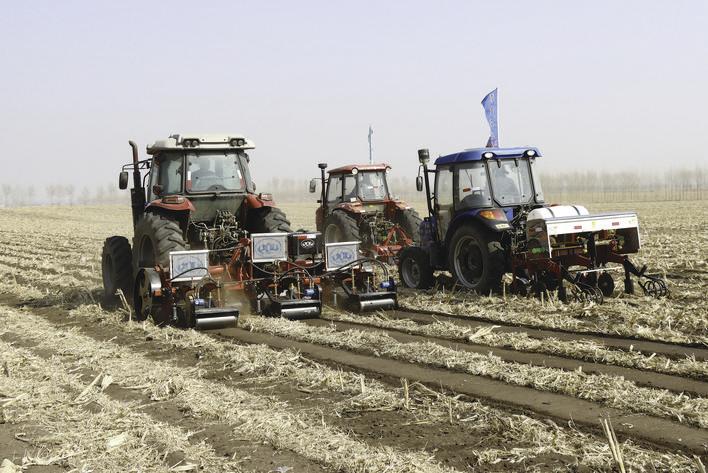 榆树市晨辉合作社使用农机实施精准条耕技术。 张欣禹 摄