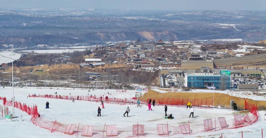 元宵节，市民游客正在波罗古堡滑雪场体验冰雪项目。