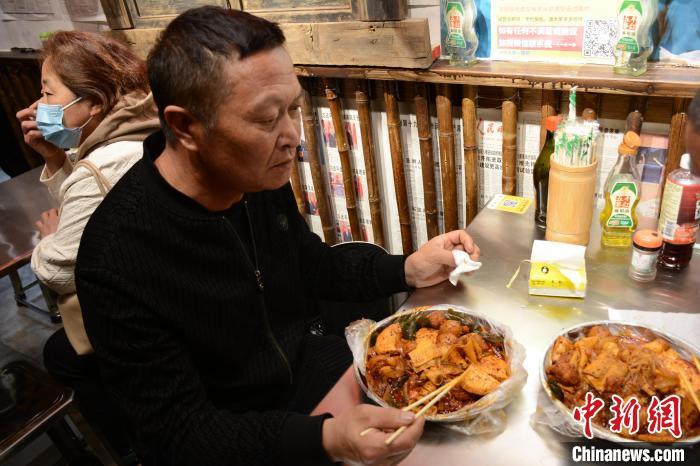食客品尝甘肃麻辣烫　吕妍　摄