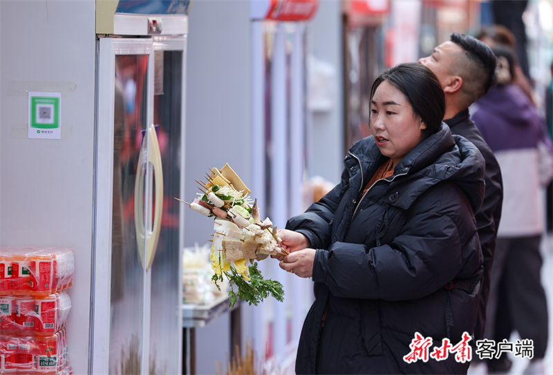 游客挑选“蔬菜花” 新甘肃·甘肃日报记者 冯乐凯 摄