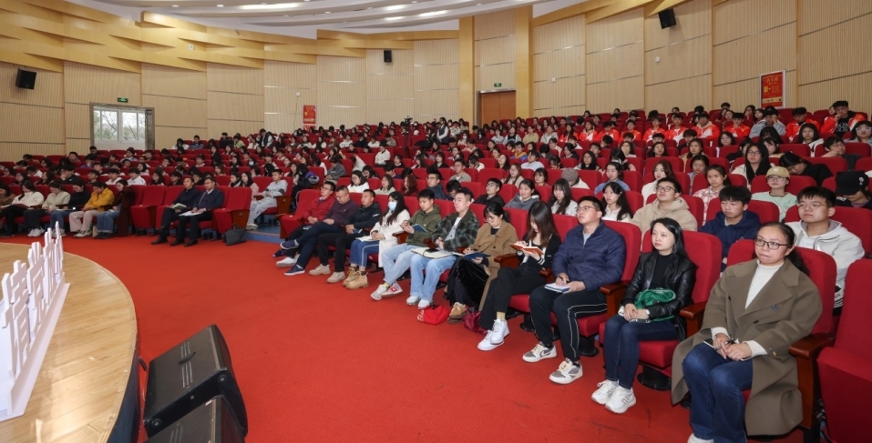 江西师范大学党委书记黄加文讲授“开学第一课”