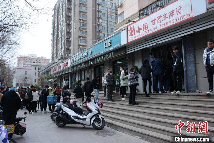 济南食客排队品尝甘肃麻辣烫　吕妍　摄