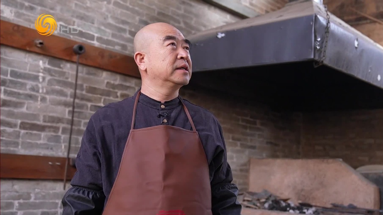 破译失传的“花纹钢”后，刘文涛无偿将技术传授给其他锻造师