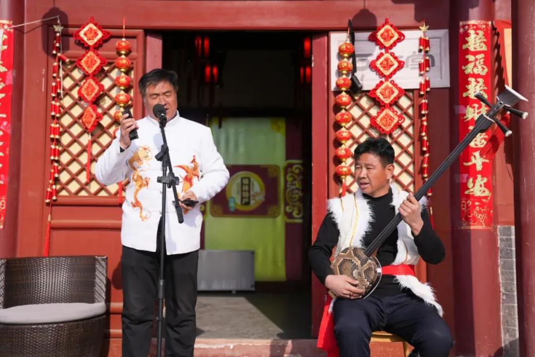 波罗古堡街道上，陕北说书正在精彩演出。