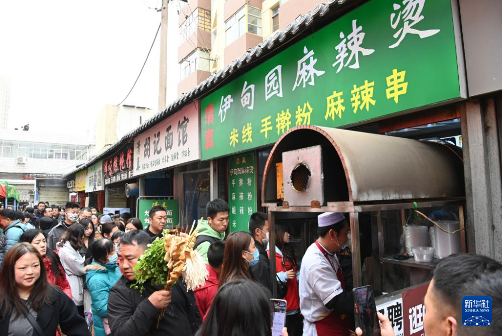 3月16日，在天水市秦州区的天水名优小吃城，游客排队等待品尝麻辣烫。新华社记者　范培珅　摄