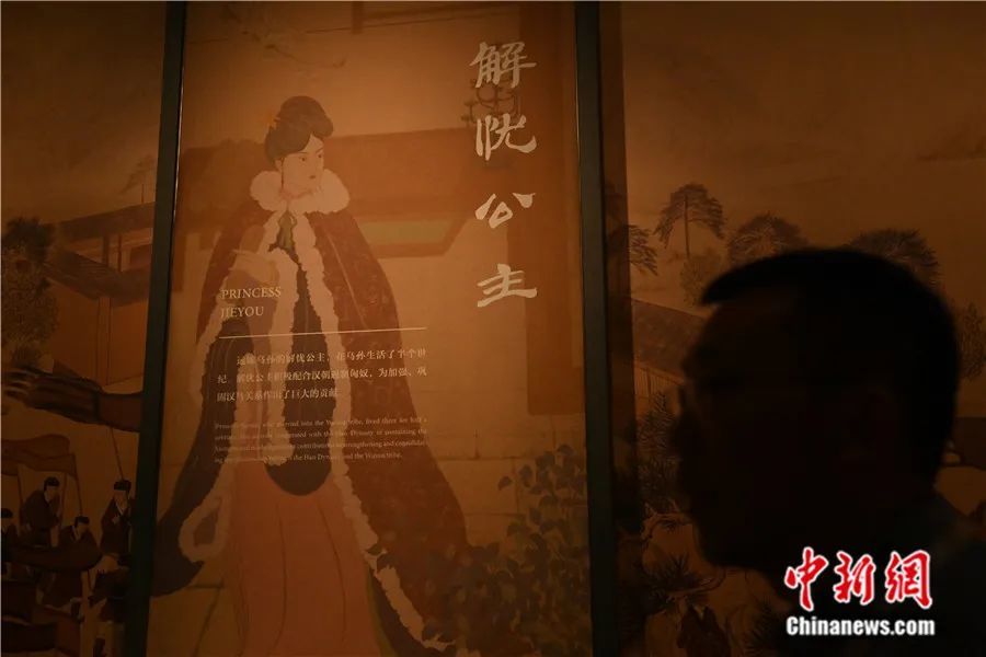 甘肃简牍博物馆整理研究部主任、研究馆员肖从礼讲述解忧公主的西域故事　李亚龙　摄