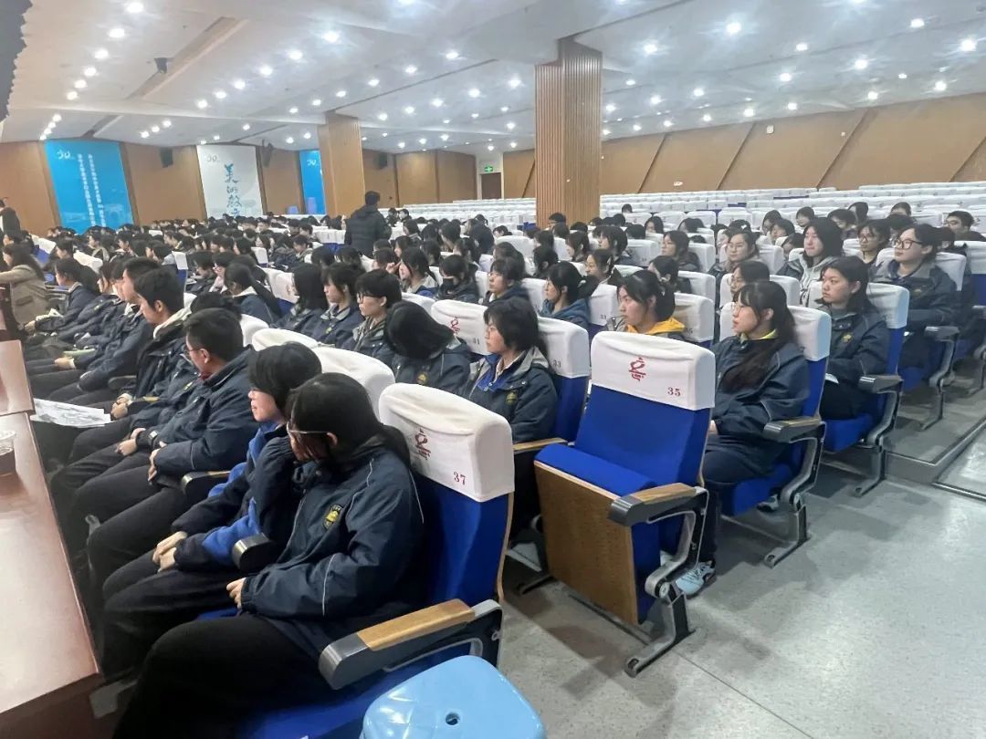 江苏省中国画学会副会长兼秘书长翟优应邀在南京市宁海中学举办美育