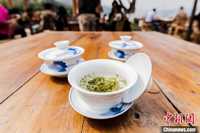 重庆坝坝茶圈粉来客民众嘉陵江畔喝出新时尚