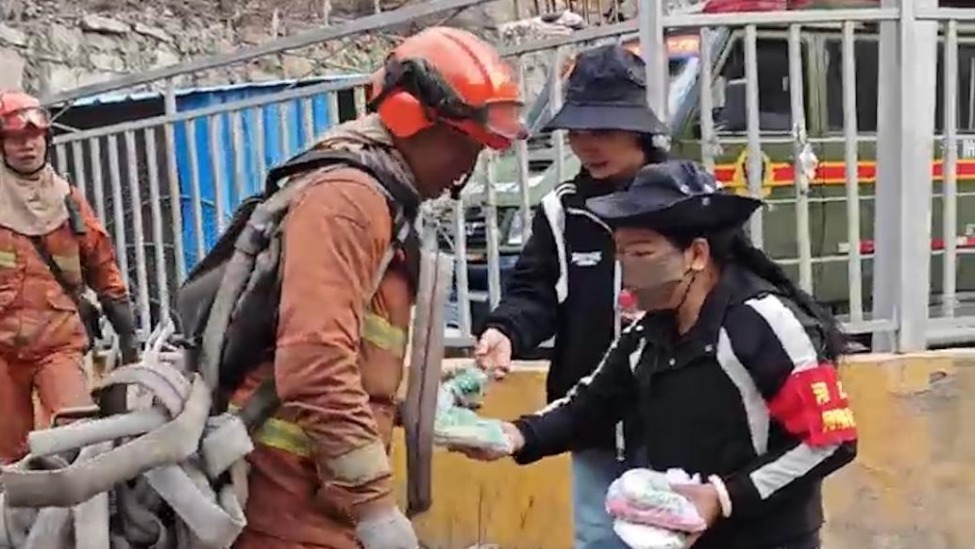 有一种感动叫双向奔赴！四川雅江老乡给消防战士送亲手做的馍馍