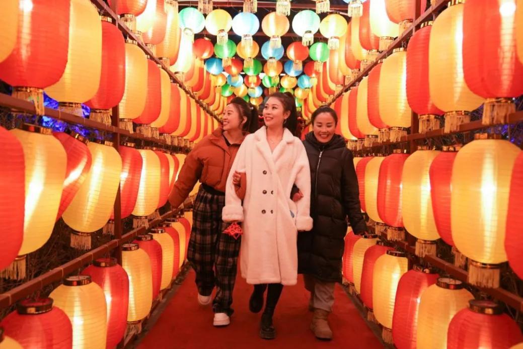 波罗古堡首届冰雪文化旅游节，市民游客正在观灯展。