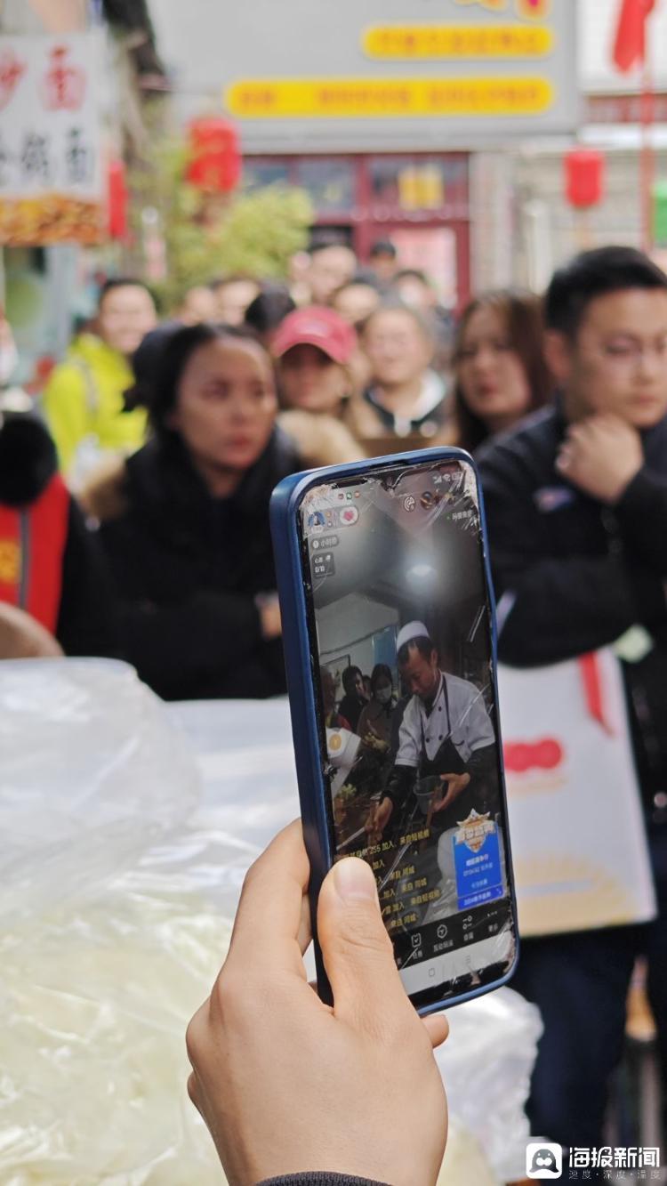 天水麻辣烫火爆后，不少人前来直播，镜头后面就是排队等待就餐的食客。