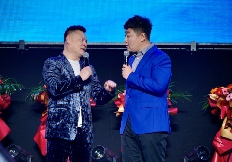 王彤、郭威对口相声《杂学家》