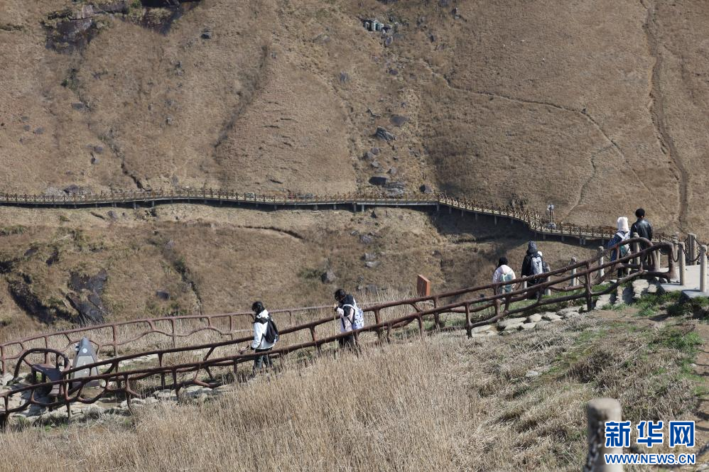 游客在武功山景区徒步游玩。新华网 王晓震 摄