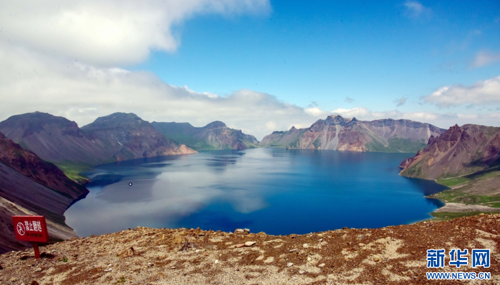 长白山天池景色。 新华社记者 周长庆 摄