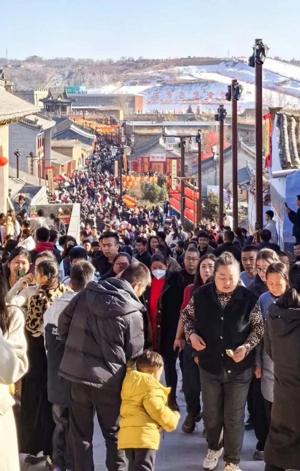 波罗古堡街道上熙熙攘攘，市民游客络绎不绝。
