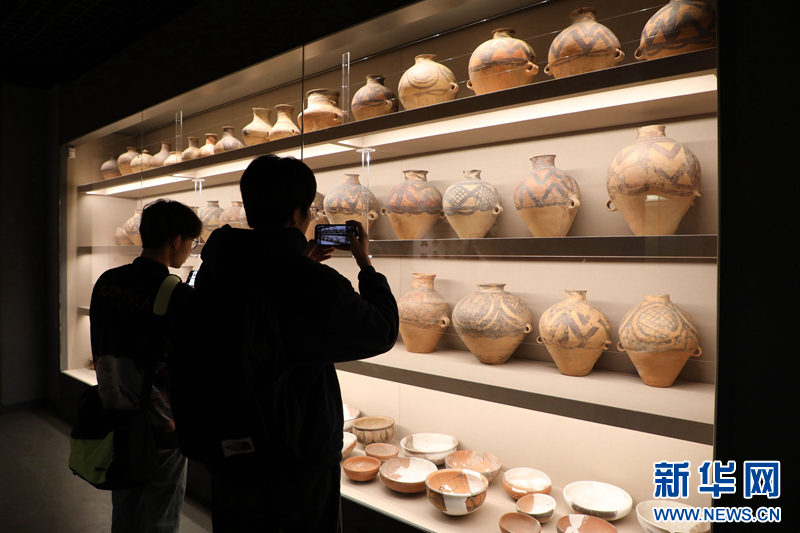 3月17日,游客在天水市博物馆参观.