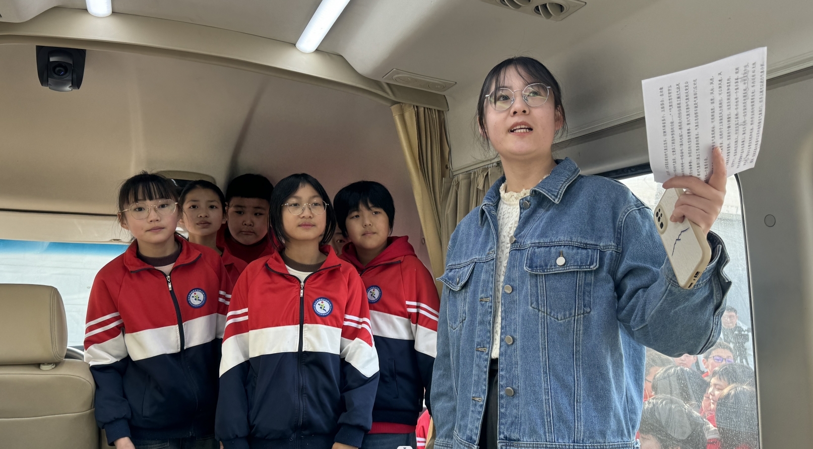 市气象局工作人员讲解气象应急保障车工作原理