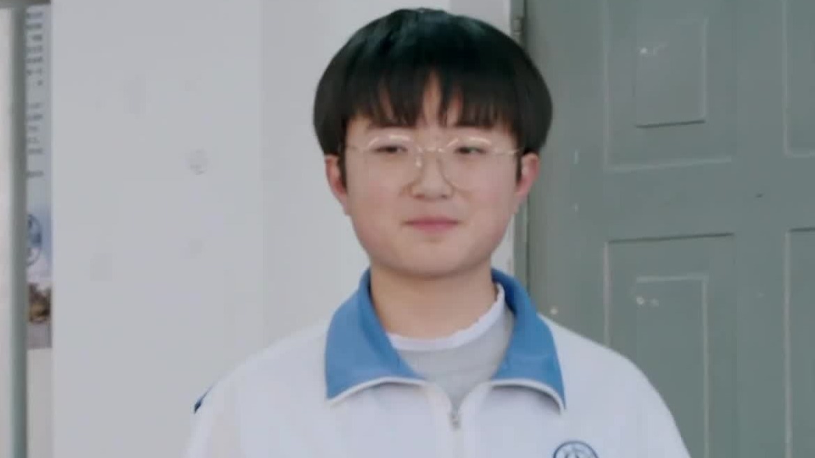 性格开朗、积极向上的女孩，却因为巨大的高考压力而显得心事重重