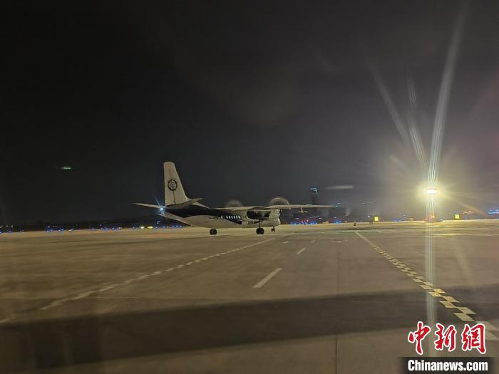 2023年11月中旬，甘肃省气象部门部署空地联合增雨(雪)作业方案。图为飞机增雨(雪)作业准备阶段。甘肃省气象局供图