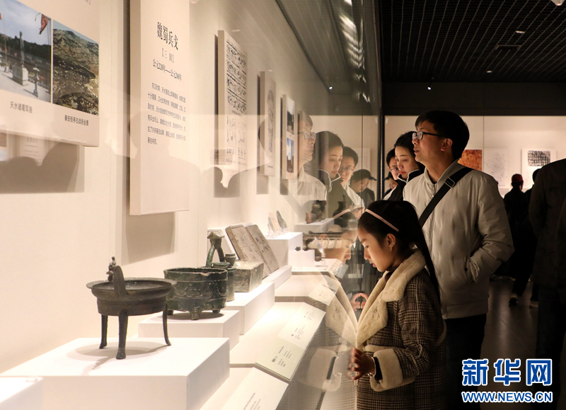 3月17日,游客在天水市博物馆参观.